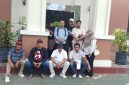 Tim kuasa hukum bersama korban dugaan penipuan saat berfoto bersama di depan gedung Pengadilan Negeri (PN) Kudus.