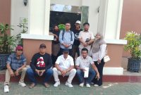 Tim kuasa hukum bersama korban dugaan penipuan saat berfoto bersama di depan gedung Pengadilan Negeri (PN) Kudus.