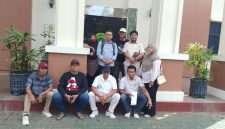 Tim kuasa hukum bersama korban dugaan penipuan saat berfoto bersama di depan gedung Pengadilan Negeri (PN) Kudus.