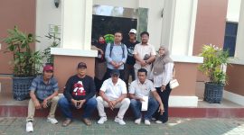 Tim kuasa hukum bersama korban dugaan penipuan saat berfoto bersama di depan gedung Pengadilan Negeri (PN) Kudus.