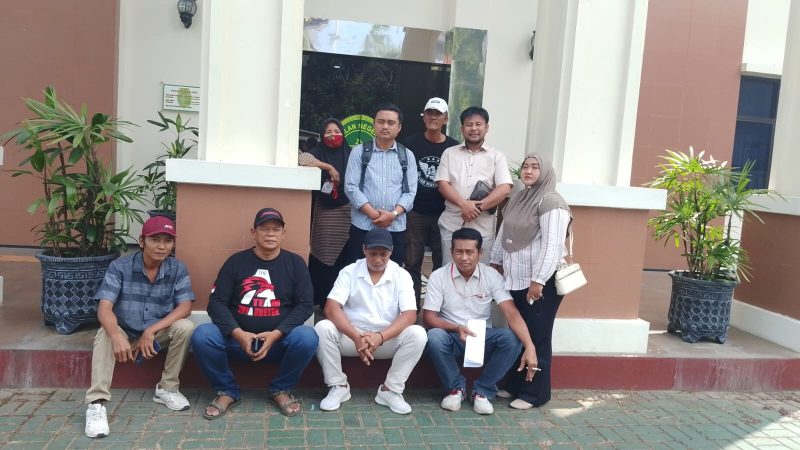 Tim kuasa hukum bersama korban dugaan penipuan saat berfoto bersama di depan gedung Pengadilan Negeri (PN) Kudus.