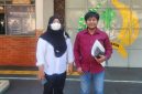 Dari kanan: Pengacara Kristoni Duha, SH, bersama Anisa korban kasus penipuan.