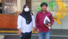 Dari kanan: Pengacara Kristoni Duha, SH, bersama Anisa korban kasus penipuan.