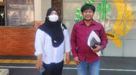 Dari kanan: Pengacara Kristoni Duha, SH, bersama Anisa korban kasus penipuan.