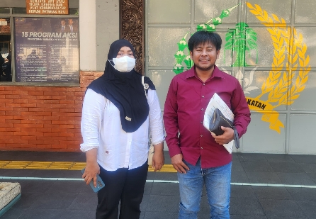 Dari kanan: Pengacara Kristoni Duha, SH, bersama Anisa korban kasus penipuan.