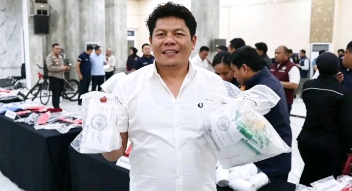 Wakasat Narkoba Polrestabes Semarang, Kompol Edi Sutrisno, saat menunjukan barang bukti. 