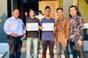 Foto: Dari kiri, pengacara M. Mahfud, SH, MH, bersama kliennya, usai putusan bebas bersyarat di Pengadilan Negeri (PN) Demak.