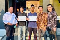 Foto: Dari kiri, pengacara M. Mahfud, SH, MH, bersama kliennya, usai putusan bebas bersyarat di Pengadilan Negeri (PN) Demak.