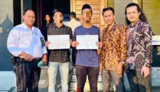 Foto: Dari kiri, pengacara M. Mahfud, SH, MH, bersama kliennya, usai putusan bebas bersyarat di Pengadilan Negeri (PN) Demak.
