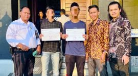 Foto: Dari kiri, pengacara M. Mahfud, SH, MH, bersama kliennya, usai putusan bebas bersyarat di Pengadilan Negeri (PN) Demak.