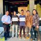 Foto: Dari kiri, pengacara M. Mahfud, SH, MH, bersama kliennya, usai putusan bebas bersyarat di Pengadilan Negeri (PN) Demak.