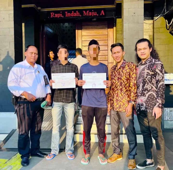Foto: Dari kiri, pengacara M. Mahfud, SH, MH, bersama kliennya, usai putusan bebas bersyarat di Pengadilan Negeri (PN) Demak.