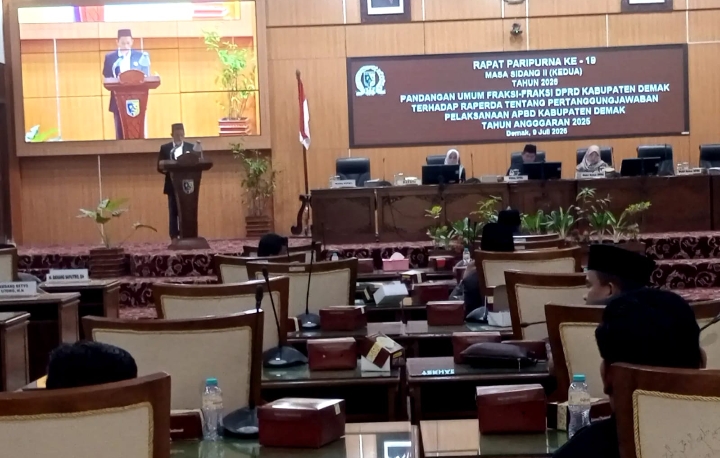 Suasana sidang paripurna ke 19 DPRD Demak 2026. penyampaian pandangan umum fraksi-fraksi terhadap Rancangan Raperda tentang Pertanggungjawaban Pelaksanaan Anggaran APBD Kabupaten Demak Tahun Anggaran 2025.