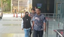 Bupati Sukoharjo Etik Suryani, saat tiba di gedung KPK, untuk menjalani pemeriksaan.