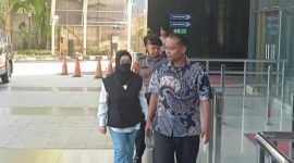 Bupati Sukoharjo Etik Suryani, saat tiba di gedung KPK, untuk menjalani pemeriksaan.