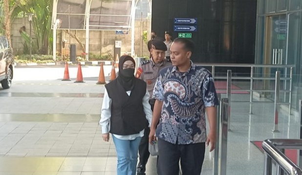 Bupati Sukoharjo Etik Suryani, saat tiba di gedung KPK, untuk menjalani pemeriksaan.