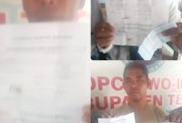 Sejumlah siswa diduga korban LPK Nakula Kestaria Indonesia, saat menunjukan bukti pembayaran untuk pelatihan kerja.