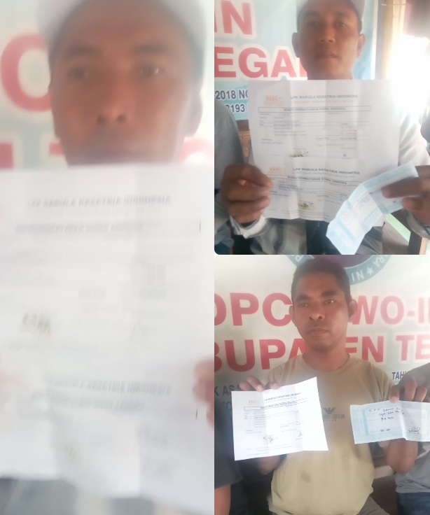 Sejumlah siswa diduga korban LPK Nakula Kestaria Indonesia, saat menunjukan bukti pembayaran untuk pelatihan kerja.