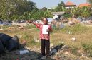 Wardi ahli waris tanah dari Pardi Kalimi, saat berada di lokasi tanah miliknya.