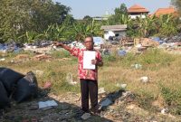 Wardi ahli waris tanah dari Pardi Kalimi, saat berada di lokasi tanah miliknya.