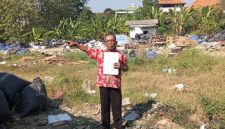 Wardi ahli waris tanah dari Pardi Kalimi, saat berada di lokasi tanah miliknya.