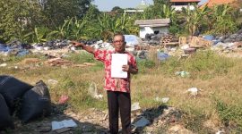 Wardi ahli waris tanah dari Pardi Kalimi, saat berada di lokasi tanah miliknya.