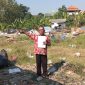 Wardi ahli waris tanah dari Pardi Kalimi, saat berada di lokasi tanah miliknya.