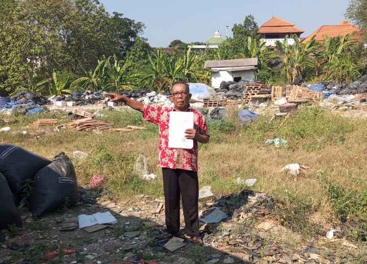 Wardi ahli waris tanah dari Pardi Kalimi, saat berada di lokasi tanah miliknya.