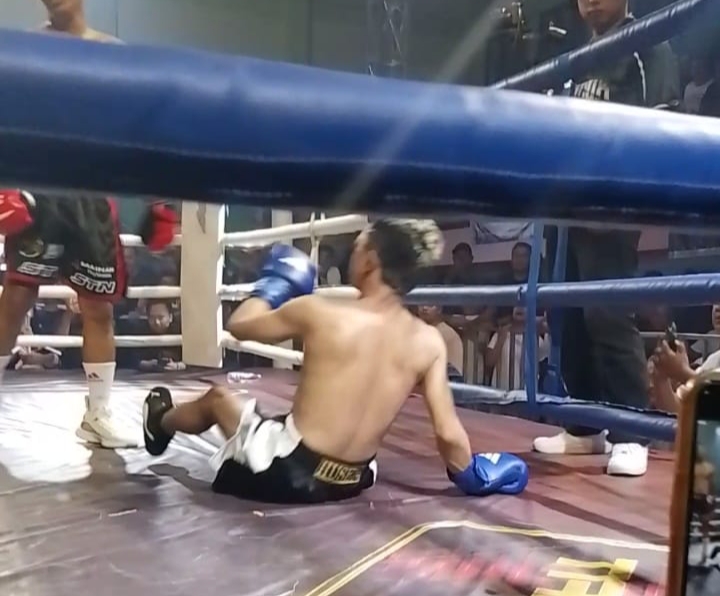 Suasana saat shaduk jotosh, nampak Husen (influencer) tersungkur setelah dikalahkan lawan.