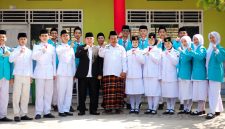 Foto: Gus Zainal (kopiah hitam sarung motif kotak-kotak) berdiri bersama KH. Rafi'udin pengasuh Pesantren Nurul Falah Tebu Ireng 09.