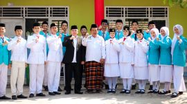 Foto: Gus Zainal (kopiah hitam sarung motif kotak-kotak) berdiri bersama KH. Rafi'udin pengasuh Pesantren Nurul Falah Tebu Ireng 09.