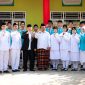 Foto: Gus Zainal (kopiah hitam sarung motif kotak-kotak) berdiri bersama KH. Rafi'udin pengasuh Pesantren Nurul Falah Tebu Ireng 09.