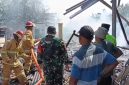 Foto: Damkar saat berjibaku melakukan pemadaman di lokasi kebakaran.