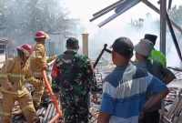 Foto: Damkar saat berjibaku melakukan pemadaman di lokasi kebakaran.