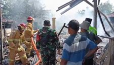 Foto: Damkar saat berjibaku melakukan pemadaman di lokasi kebakaran.