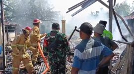 Foto: Damkar saat berjibaku melakukan pemadaman di lokasi kebakaran.