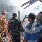 Foto: Damkar saat berjibaku melakukan pemadaman di lokasi kebakaran.