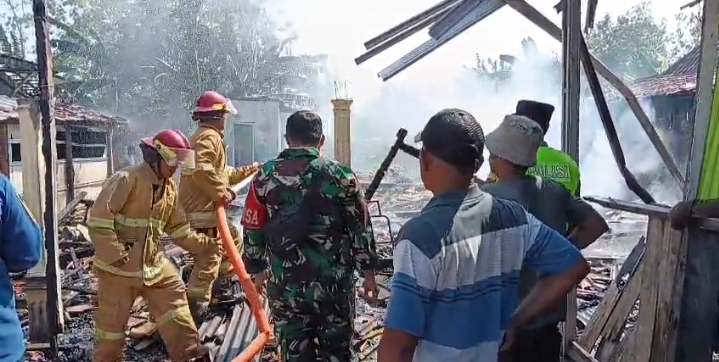 Foto: Damkar saat berjibaku melakukan pemadaman di lokasi kebakaran.