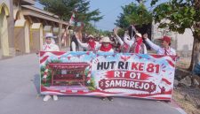 Peserta jalan sehat warga sambirejo RT 01 RW 04, saat melintasi jalan raya disamping Masjid Muttaqin Sambirejo. Minggu (16/8/2026).