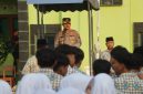 Foto: Kapolres Demak AKBP Samel, saat memberikan pembinaan kepala pelajar pada Apel Kebangsaan Forkopimda Goes to School di MAN Demak. Rabu (19/8/2026).