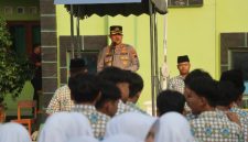 Foto: Kapolres Demak AKBP Samel, saat memberikan pembinaan kepala pelajar pada Apel Kebangsaan Forkopimda Goes to School di MAN Demak. Rabu (19/8/2026).