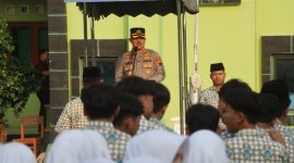 Foto: Kapolres Demak AKBP Samel, saat memberikan pembinaan kepala pelajar pada Apel Kebangsaan Forkopimda Goes to School di MAN Demak. Rabu (19/8/2026).