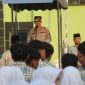 Foto: Kapolres Demak AKBP Samel, saat memberikan pembinaan kepala pelajar pada Apel Kebangsaan Forkopimda Goes to School di MAN Demak. Rabu (19/8/2026).