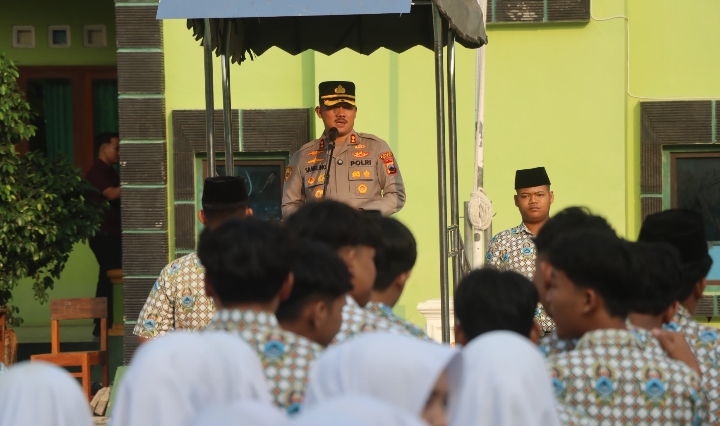 Foto: Kapolres Demak AKBP Samel, saat memberikan pembinaan kepala pelajar pada Apel Kebangsaan Forkopimda Goes to School di MAN Demak. Rabu (19/8/2026).