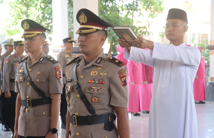 Foto dari kanan, Kompol Yuniarto Assidiq, dan Kompol Hendrie Suryo Liquisasono, saat sertijab Wakapolres Demak.