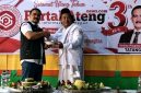 Foto: Kanan, Gus Zainal Santri Ndeso, saat memberikan potongan tumpeng kepada Pimpinan Redaksi Portaljatengnews.com, Tatang S.