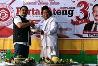 Foto: Kanan, Gus Zainal Santri Ndeso, saat memberikan potongan tumpeng kepada Pimpinan Redaksi Portaljatengnews.com, Tatang S.
