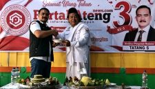 Foto: Kanan, Gus Zainal Santri Ndeso, saat memberikan potongan tumpeng kepada Pimpinan Redaksi Portaljatengnews.com, Tatang S.
