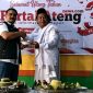 Foto: Kanan, Gus Zainal Santri Ndeso, saat memberikan potongan tumpeng kepada Pimpinan Redaksi Portaljatengnews.com, Tatang S.
