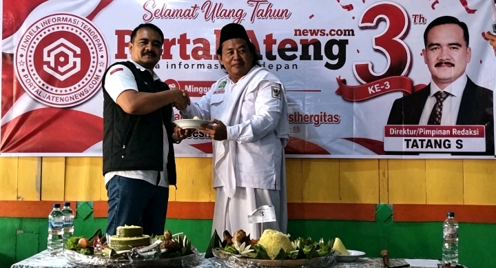 Foto: Kanan, Gus Zainal Santri Ndeso, saat memberikan potongan tumpeng kepada Pimpinan Redaksi Portaljatengnews.com, Tatang S.